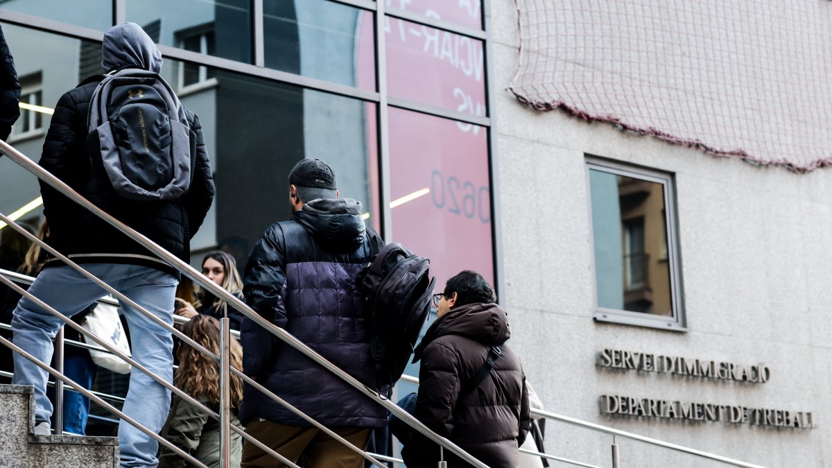 Gent fent cua al servei d’Immigració.