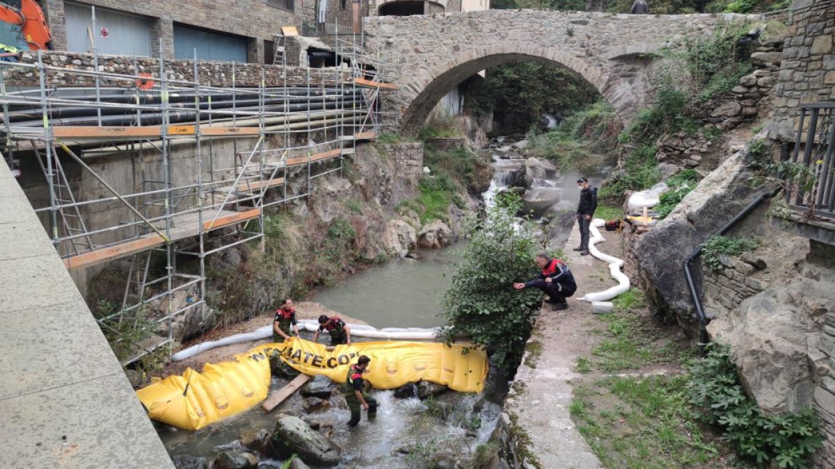 Bombers treballant en el vessament de gasoil al riu Madriu l'any passat