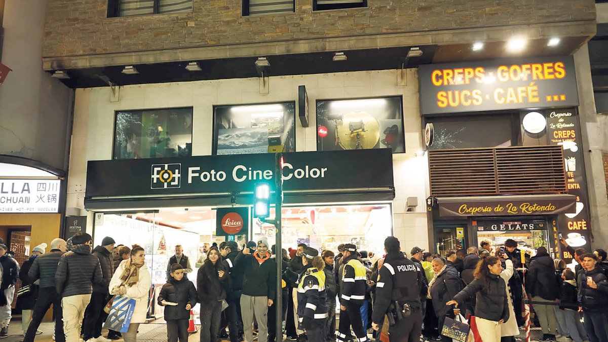 Aldarulls per les cues massives que es generen davant la creperia de la Rotonda.