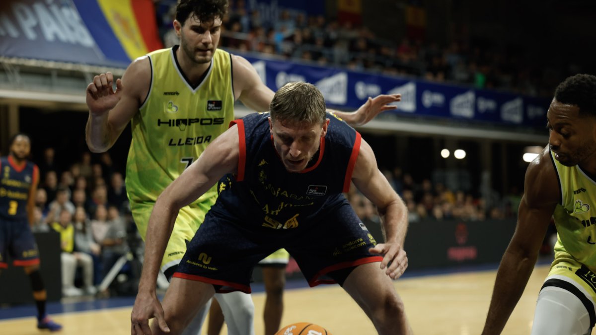 Artem Pustovyi, del MoraBannc, en una acció del partit.