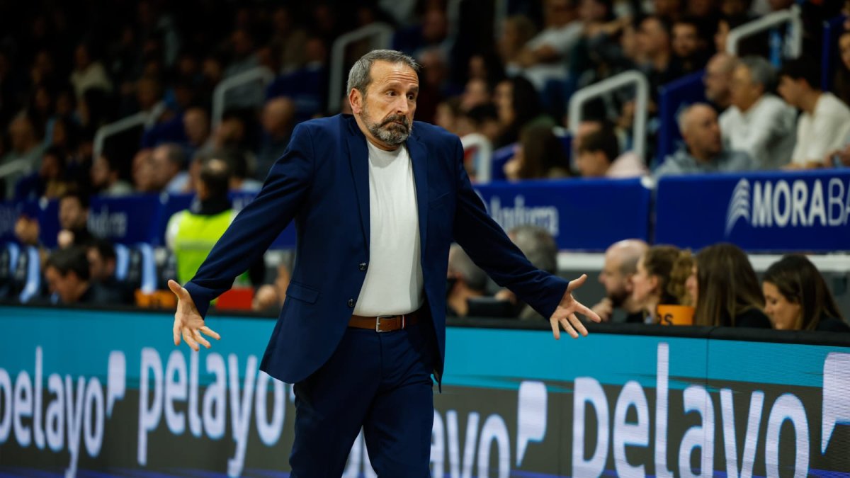 El tècnic del MoraBanc, Joan Plaza, durant el partit contra l'Hiopos Lleida