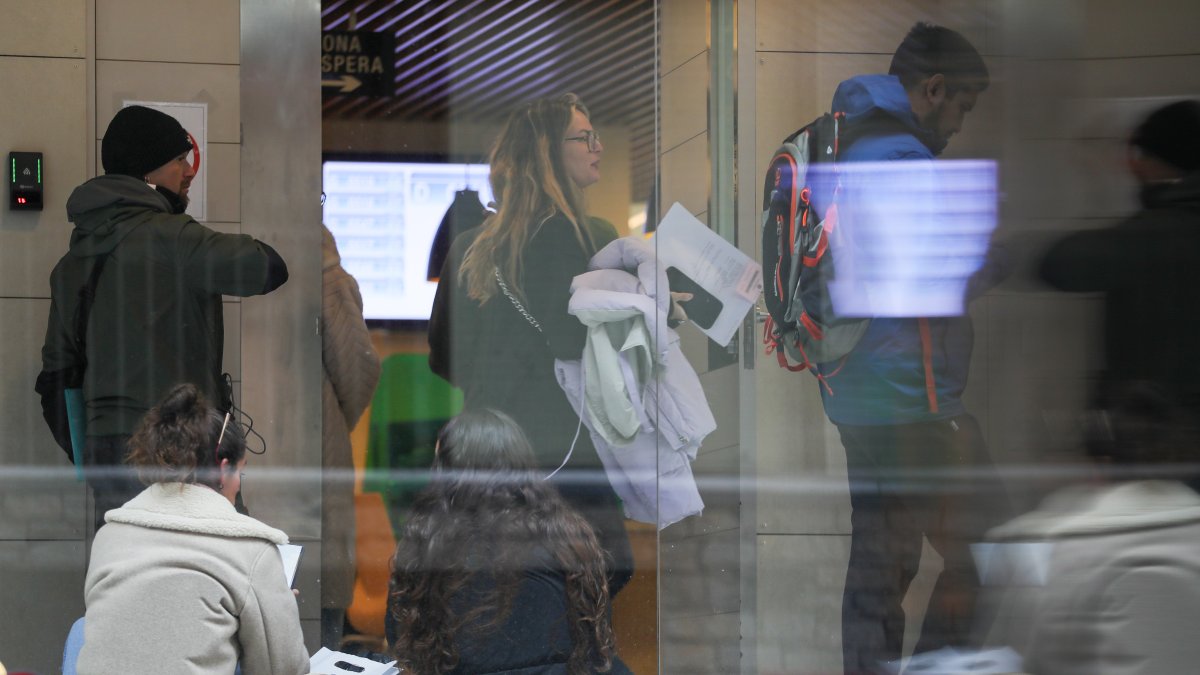 Temporers fan cua al Servei d’Immigració.