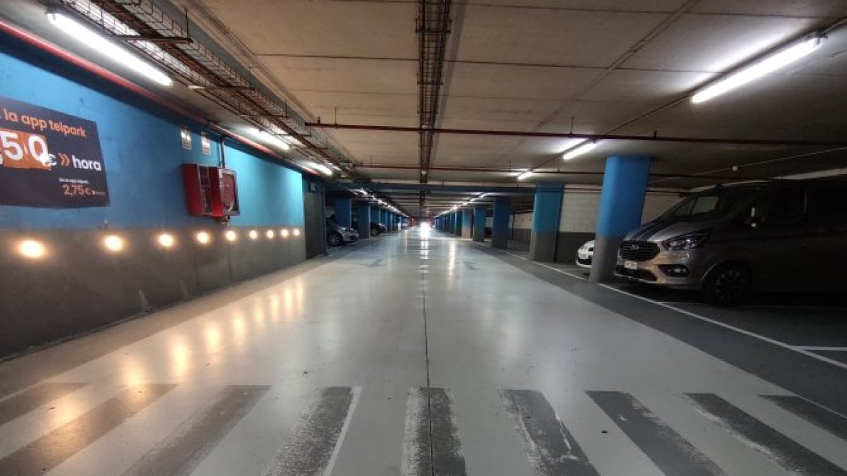 Un dels passadissos de l’aparcament.