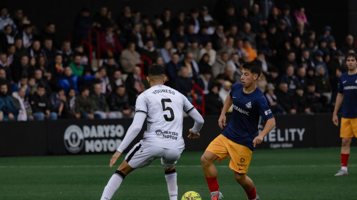 El tricolor Dani Villahermosa davant Youness, del Ceuta, en una acció del partit a l’Alfonso Murube.