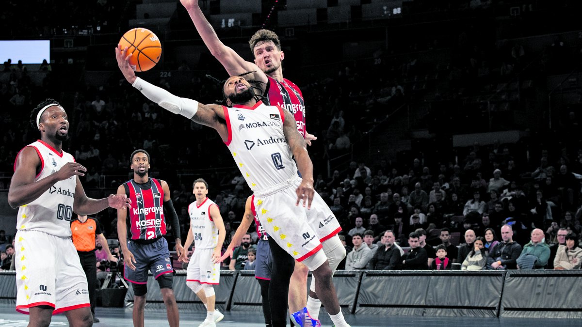 Evans, el millor de l’equip ahir, entra a cistella.