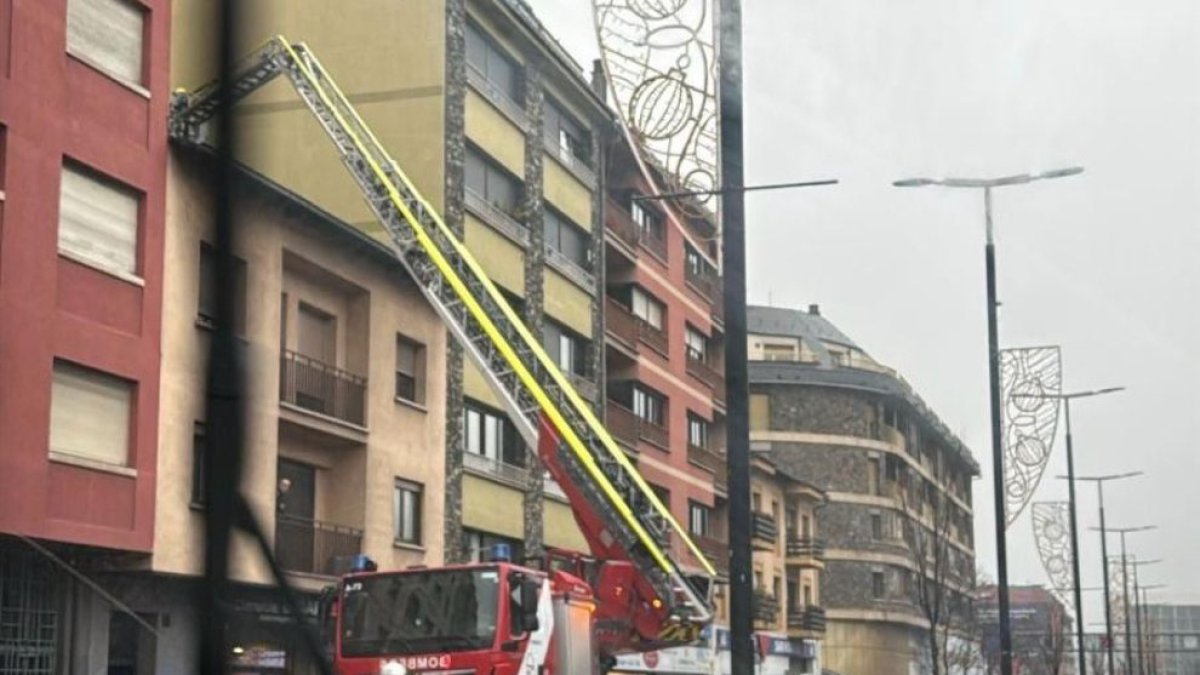 Intervenció dels bombers a l’avinguda Tarragona.