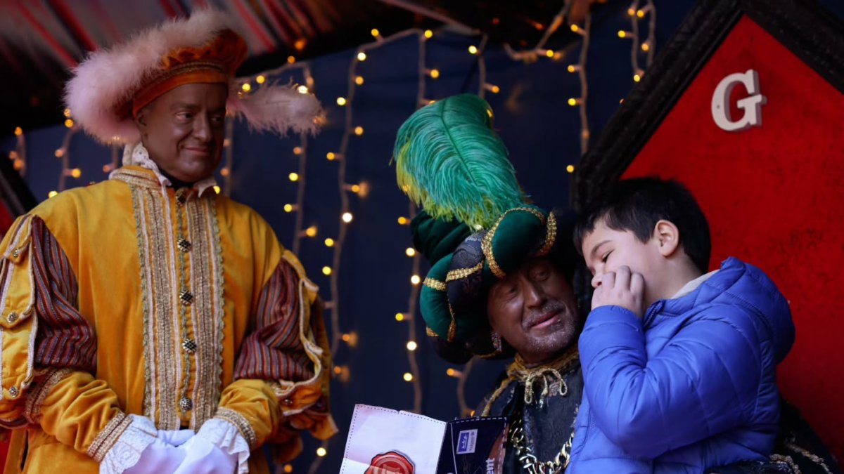 Un infant entrega la carta per als Mags d'Orient al patge reial a Escaldes