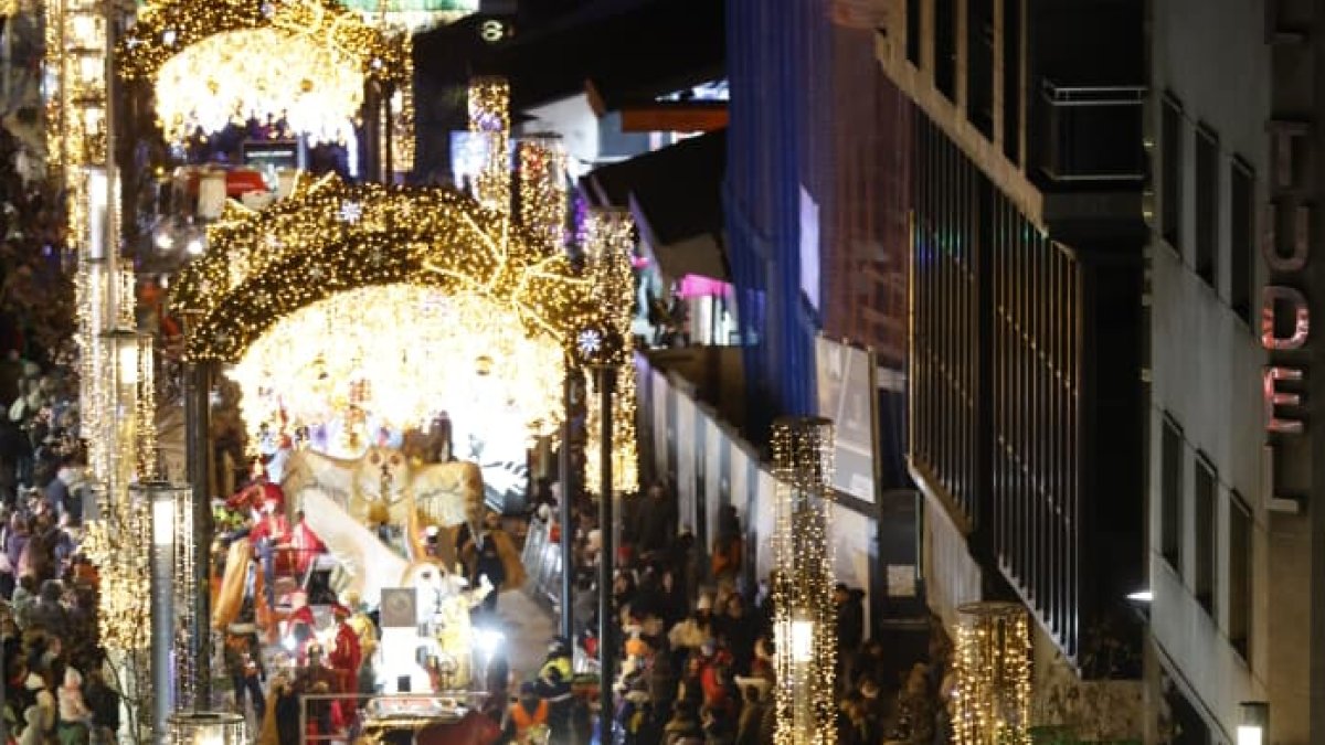 Centenars de persones s'apleguen als carrers d'Andorra la Vella per veure la cavalcada.