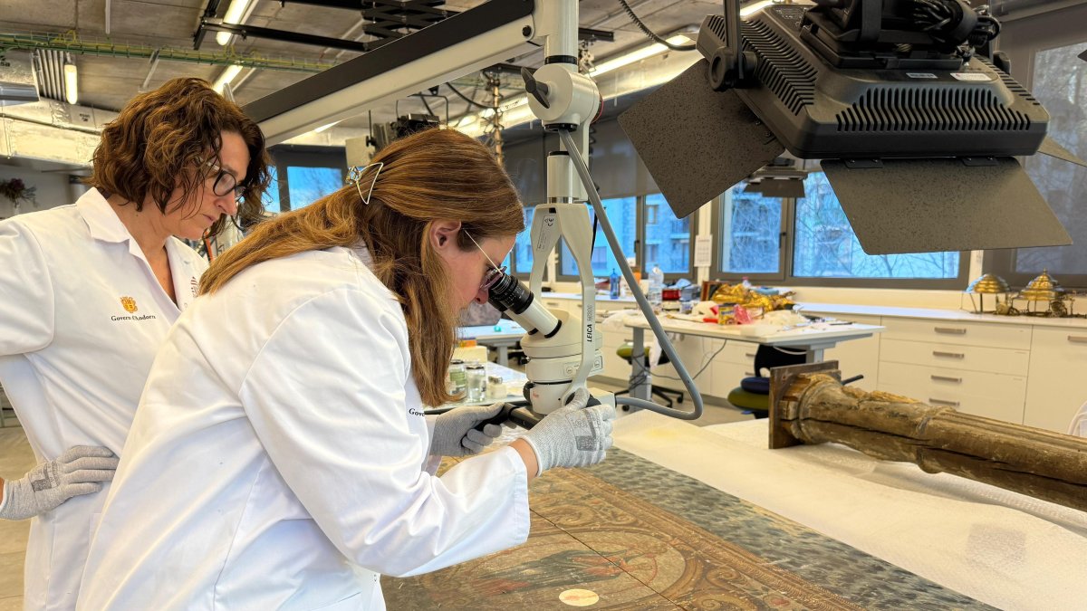 Tècniques de Patrimoni analitzen el frontal d’altar.