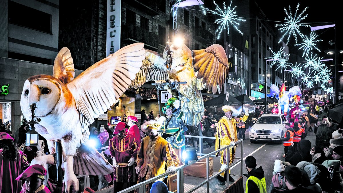 Una de les carrosses reials que va desfilar a la cavalcada conjunta d’Andorra la Vella i Escaldes-Engordany.