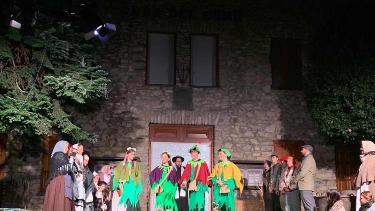 Una de les funcions d'Els Pastorets a l'exterior de Casa Comuna de Sant Julià de Lòria.