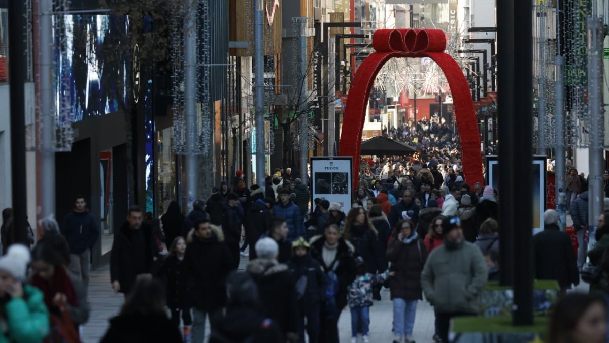 Turistes passejant pels carrers del Principat aquest Nadal.