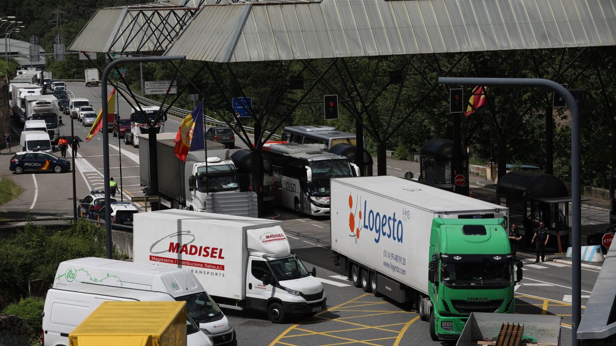 Camions de mercaderies a la duana del riu Runer.