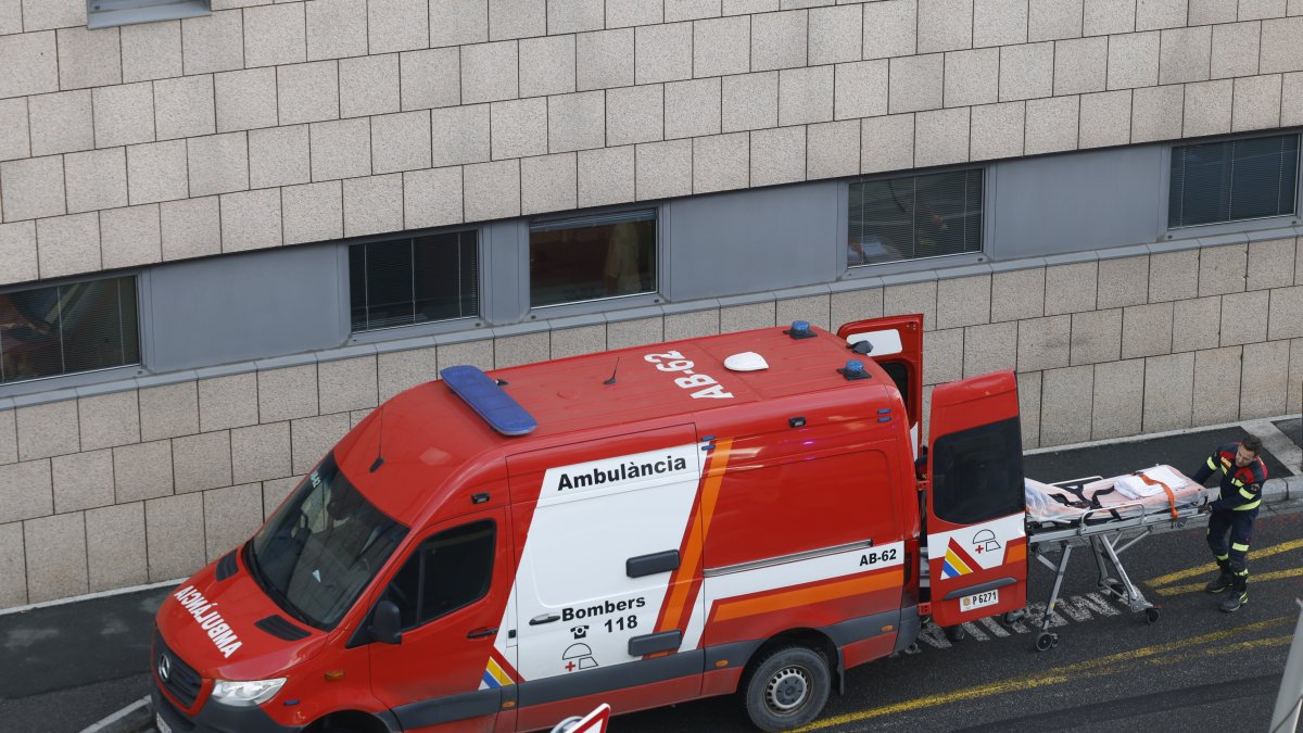 Una ambulància dels bombers davant de l'hospital.