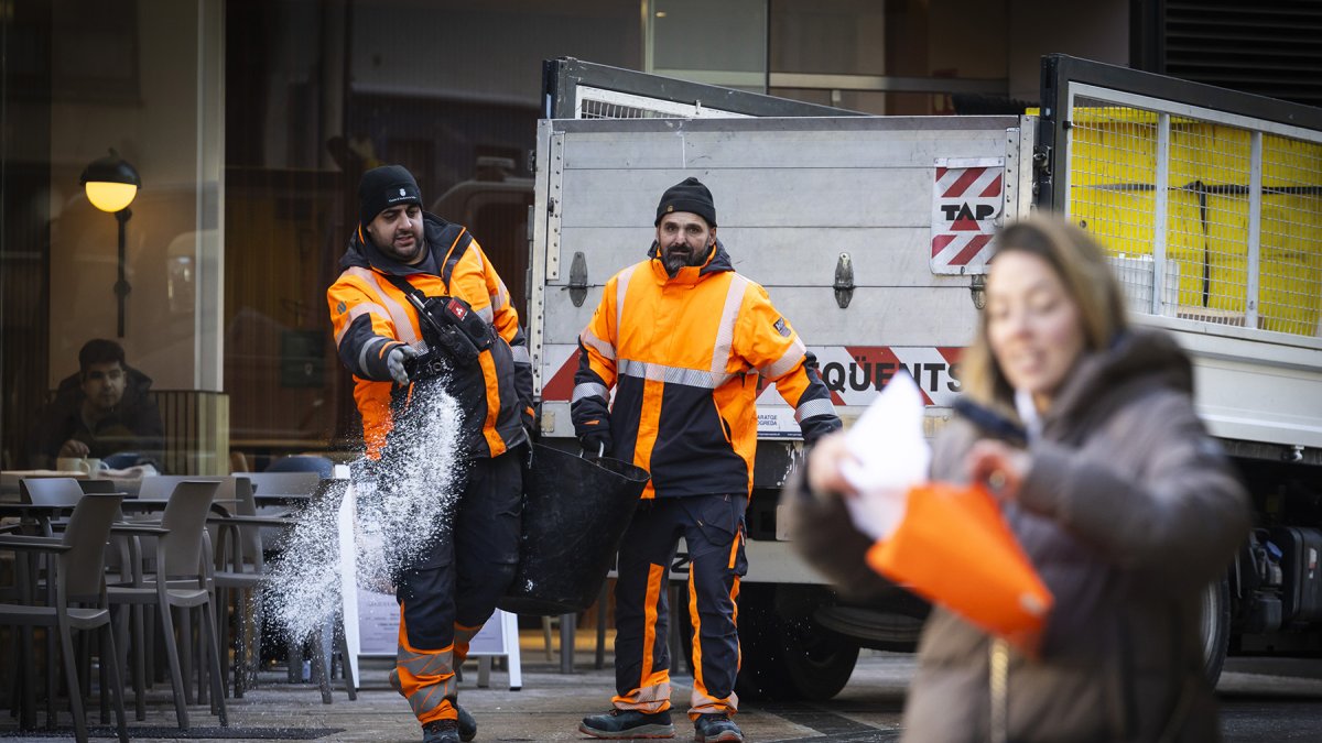 Operaris comunals salant els carrers d'Andorra la Vella.

Foto: Comú d'Andorra la Vella/Tony Lara
