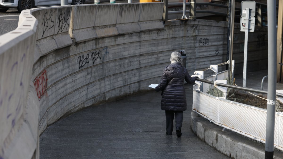 Una persona agafant-se a una barana en un carrer d'Escaldes aquest matí.