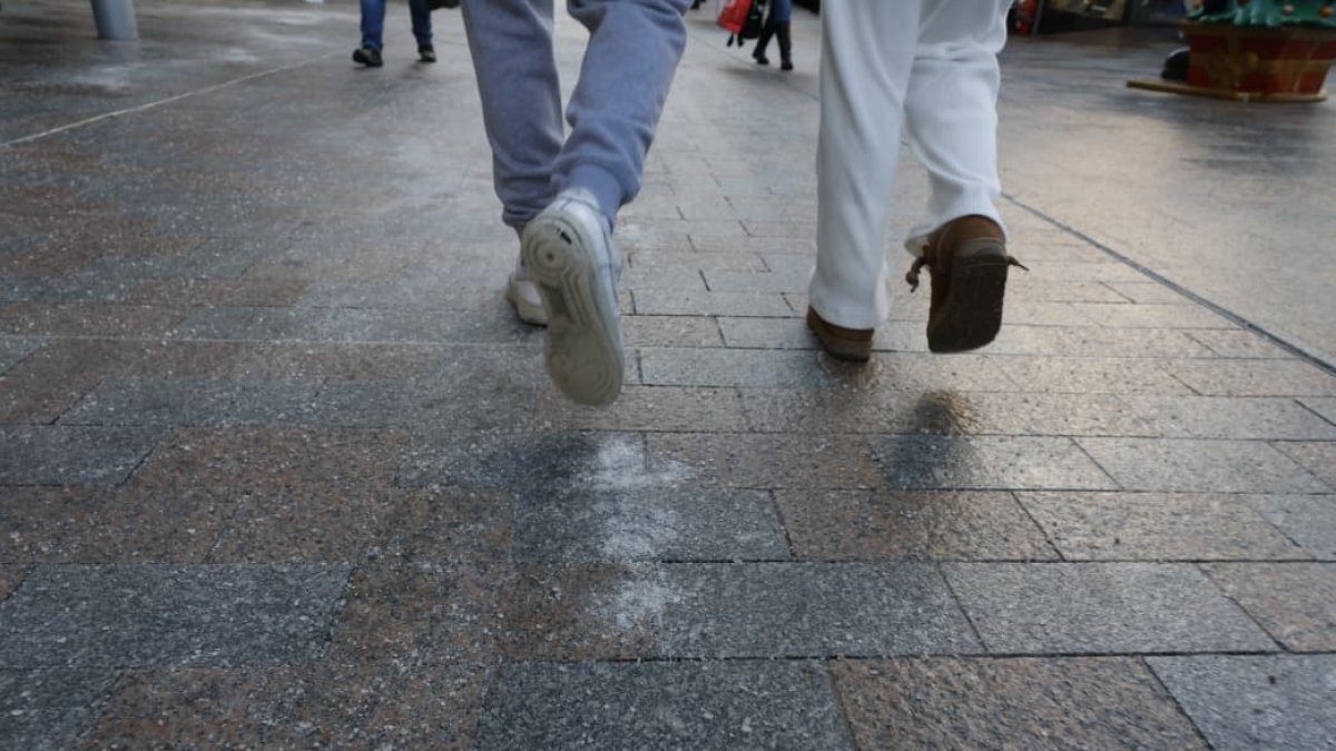 Sal tirada a l'avinguda Carlemany per evitar relliscades.