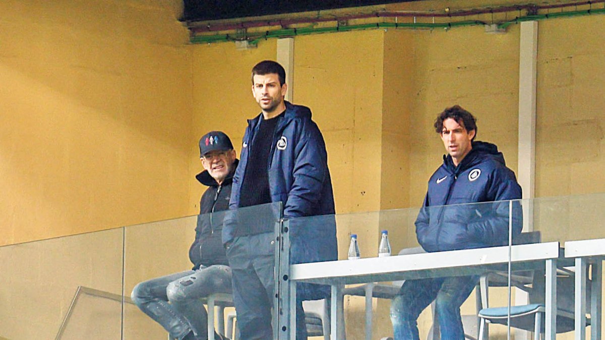 Gerard Piqué, amb el seu pare i Jaume Nogués, durant el partit contra el Deportivo.