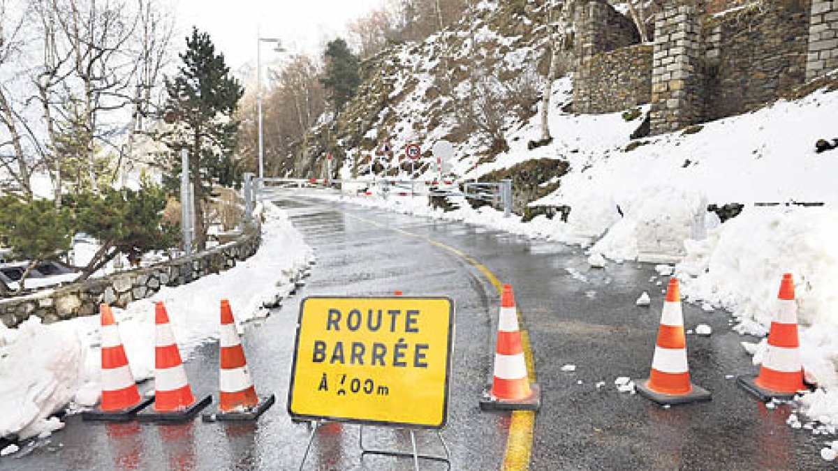 Una carretera tallada a l’Arieja.