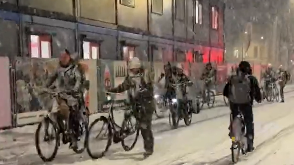 Ciclistes circulant amb bici sobre el terra tot nevat a Brusel·les.