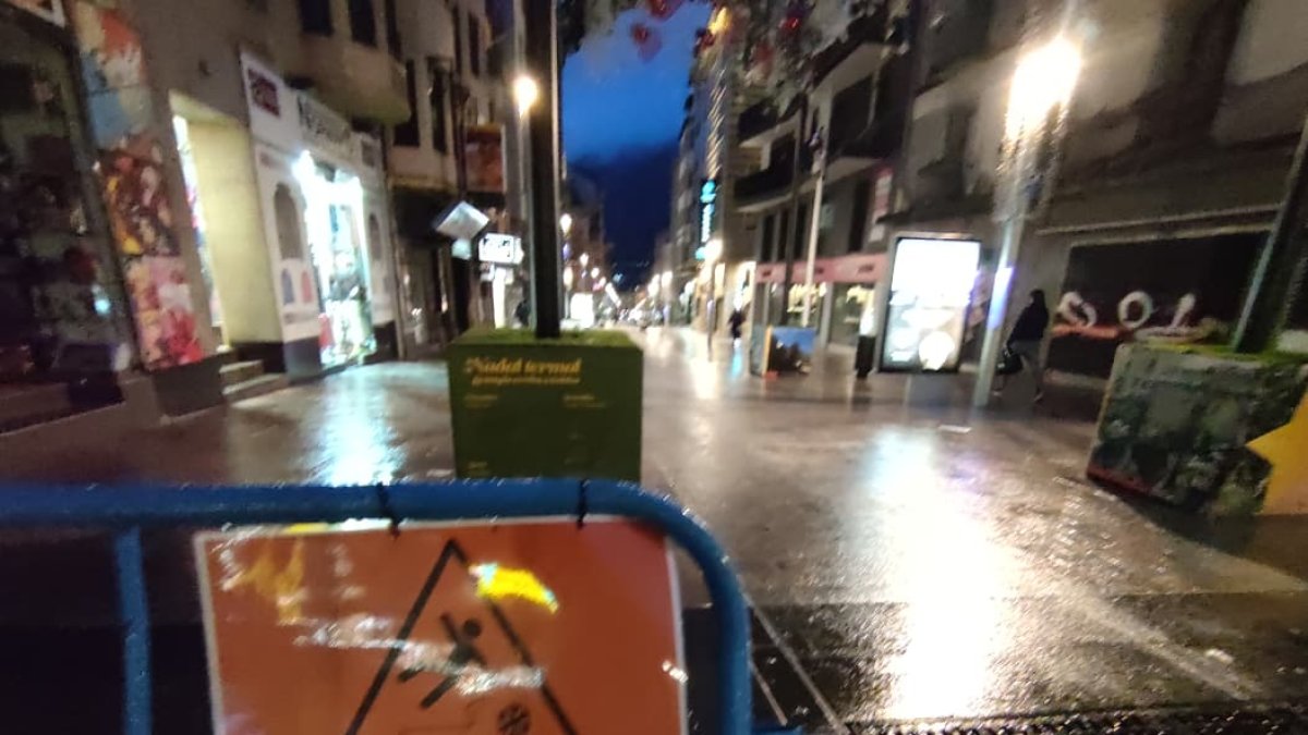 Tanques amb advertències del perill de gel a la calçada avui divendres al matí a l'avinguda Carlemany d'Escaldes