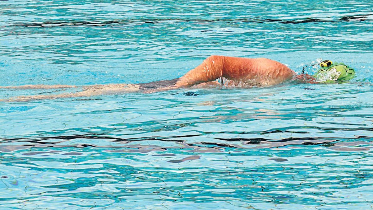 Una persona nedant a una piscina d'Andorra.