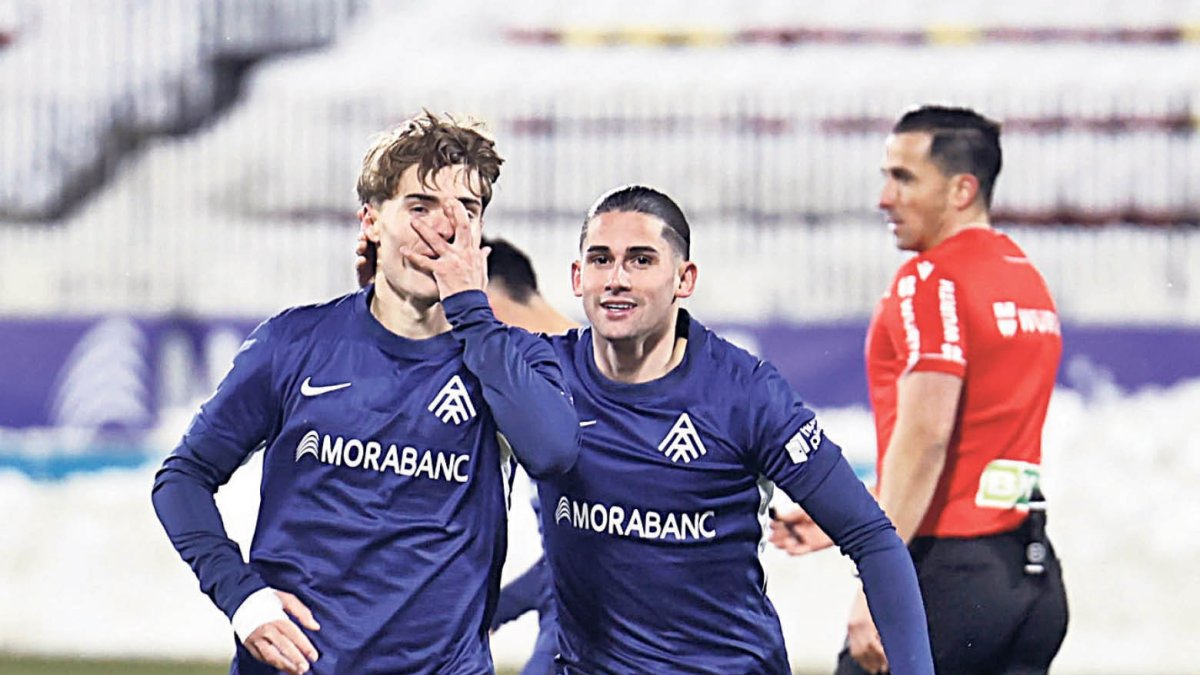 Josep Cerdà i Álex Calvo celebren el gol de l’empat, ahir a Encamp.