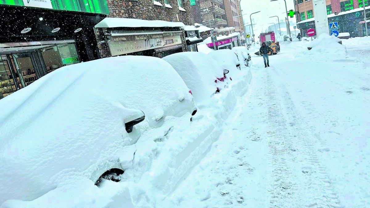 Neu acumulada ahir als cotxes aparcats en un carrer del Pas de la Casa.