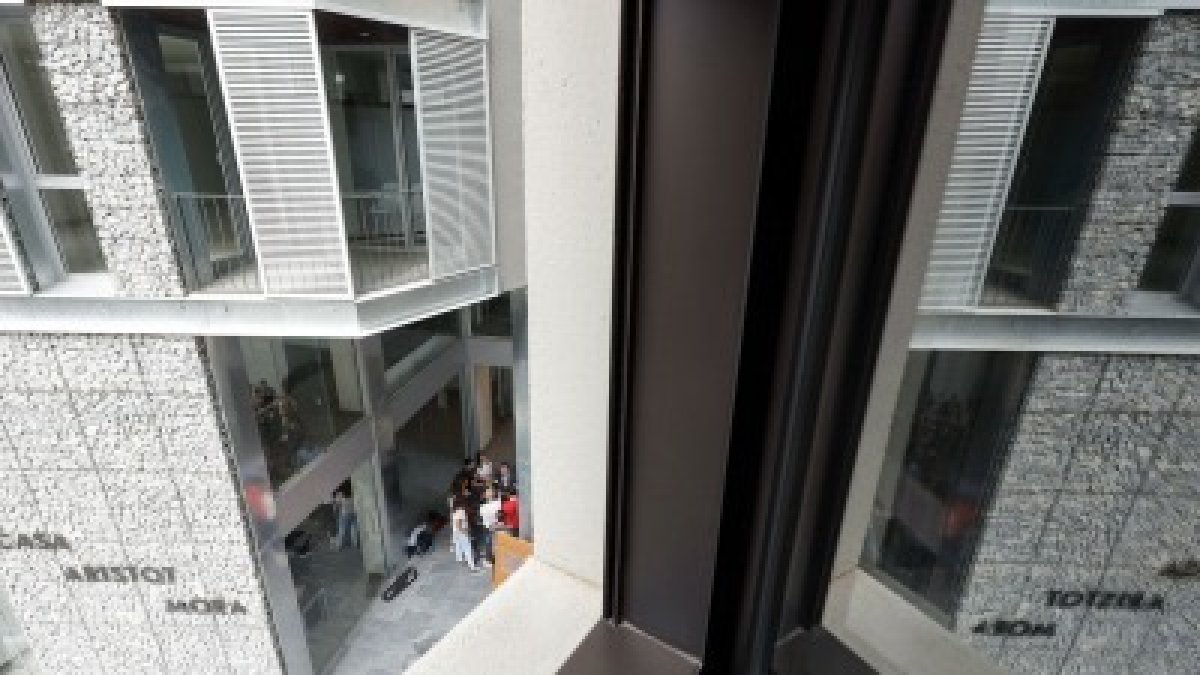 L'edifici Casa Aristot Mora, seu de l’INH i dels habitatges de protecció pública.