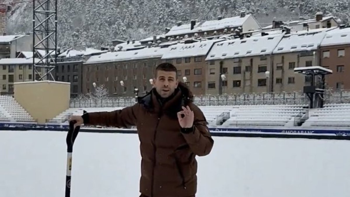 Piqué demana ajuda per treure la neu del Nou Estadi de la FAF