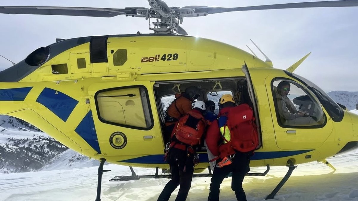 Imatge d'arxiu d'un helicòpter amb efectius dels bombers