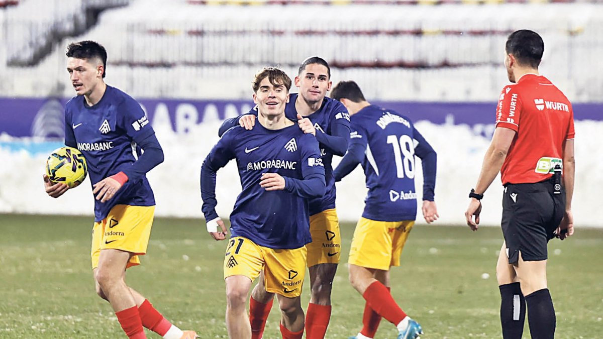 Josep Cerdà celebra el gol amb Álex Calvo.