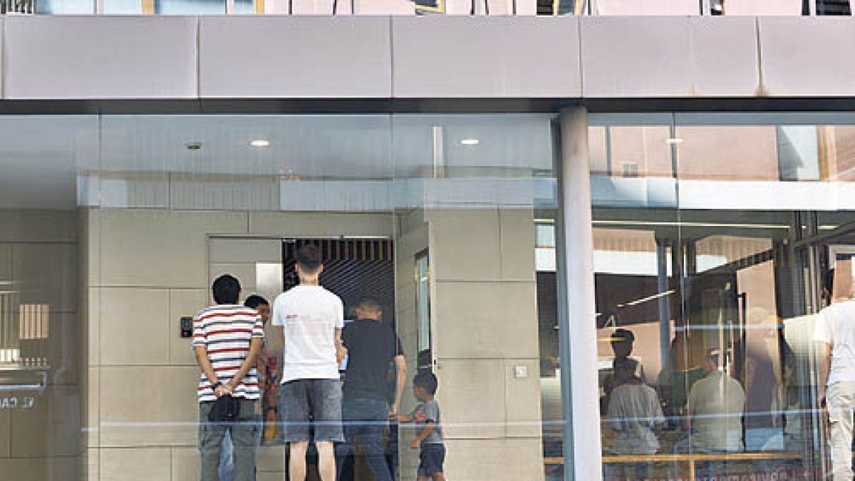 Cues al Servei d’Immigració per realitzar tràmits.