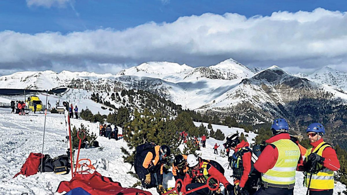 Serveis d’emergència al simulacre d’allaus.