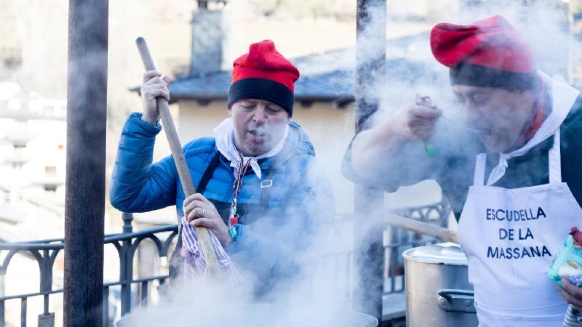 Dos cuiners de la Confraria de Sant Antoni en l'edició anterior.