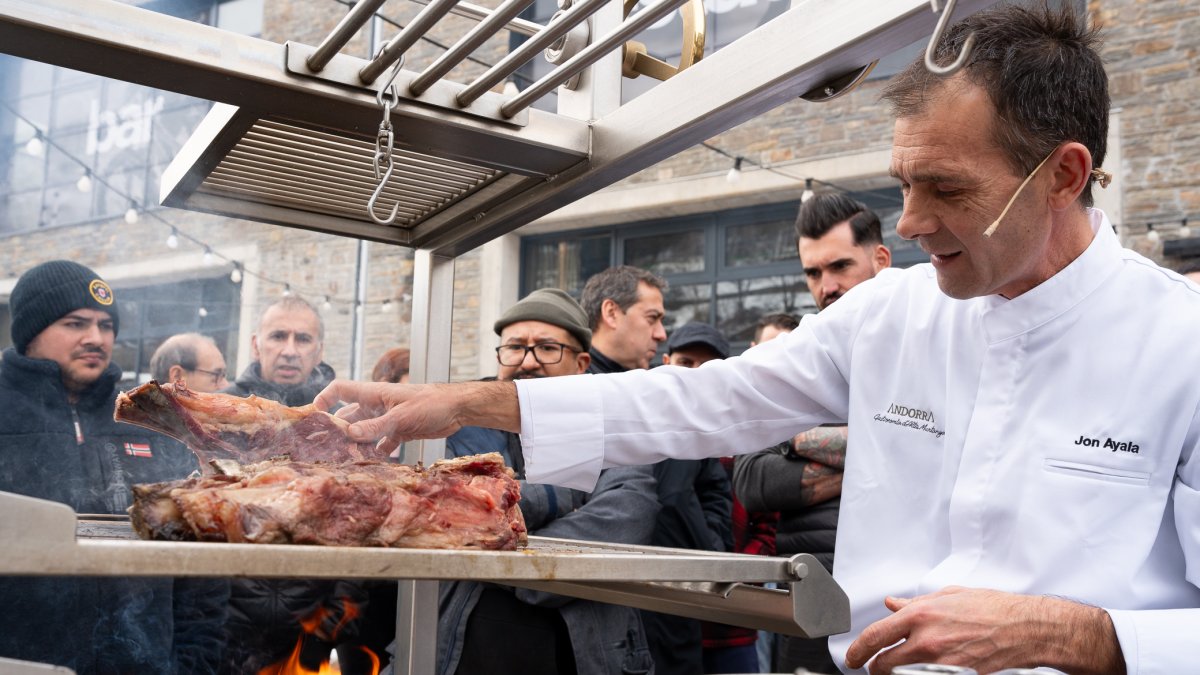 El xef Joan Ayala, impartint el taller sobre la tècnica de la carn a la brasa.