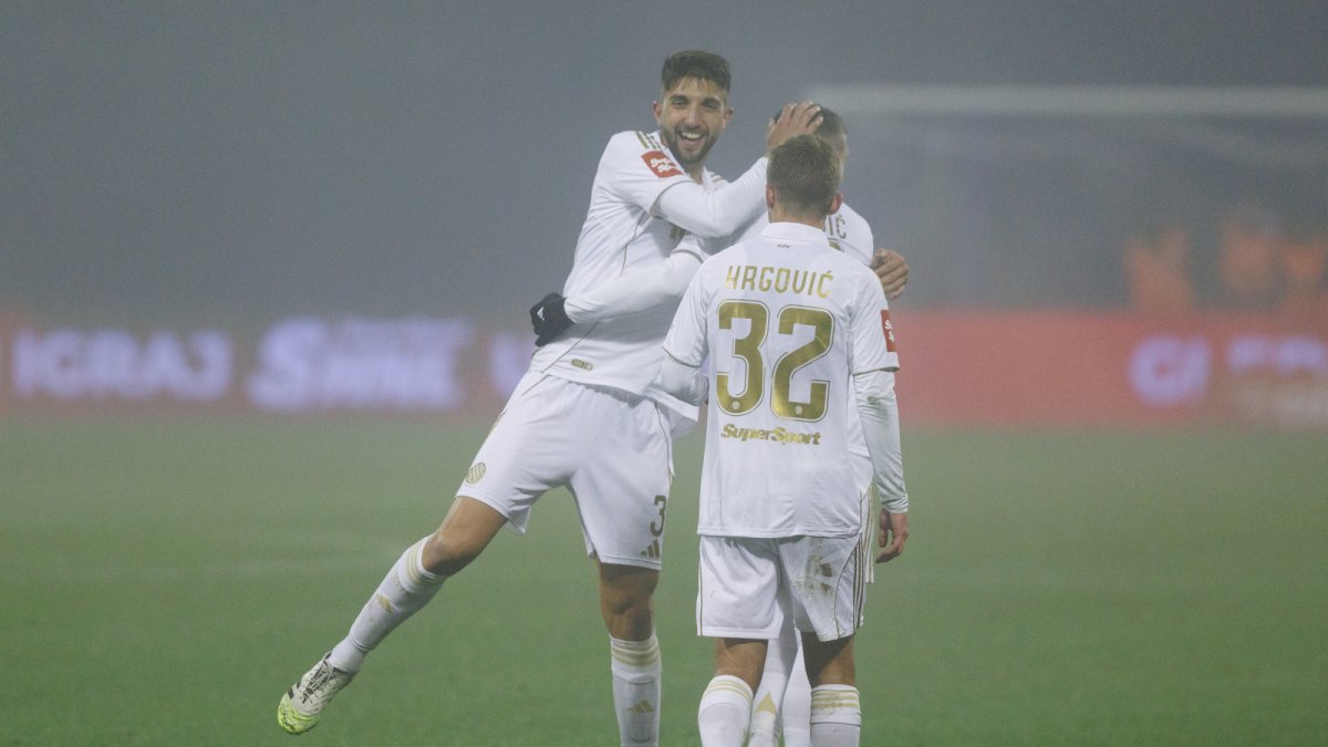 Edgar, al centre, al seu últim duel amb el Hajduk Split.