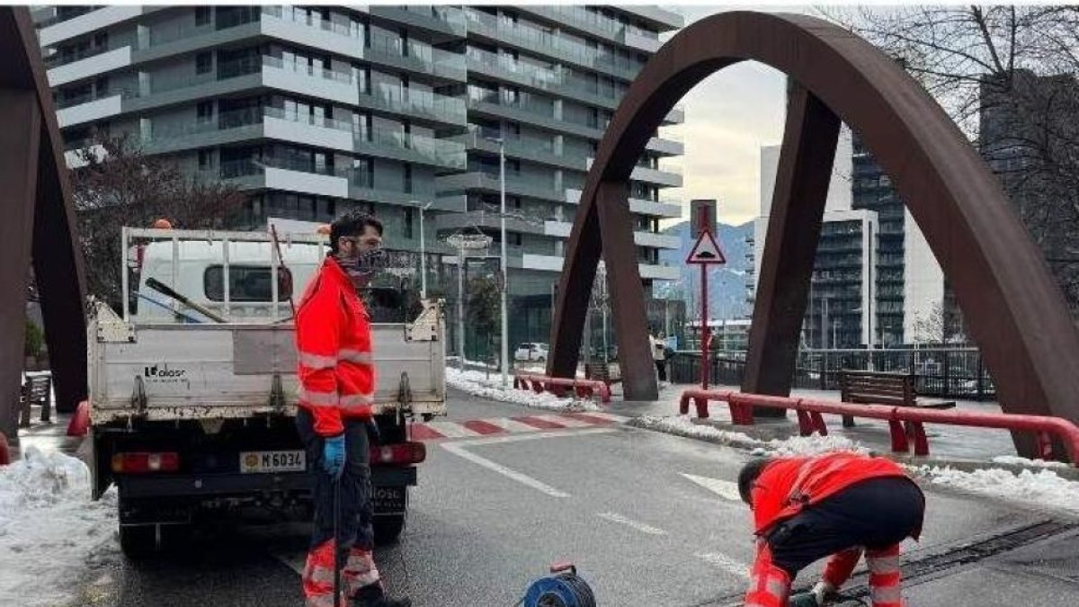 Operaris al pont de la Constitució.