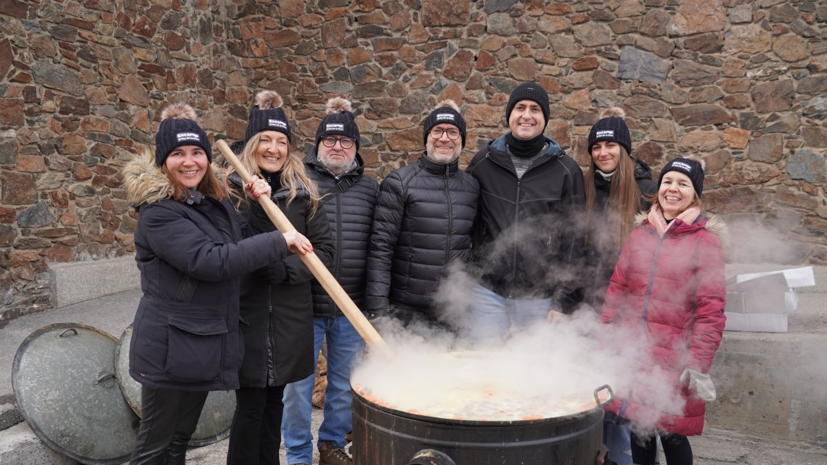El cònsol menor, Xavier Fernández, amb membres del comú a l'escudella del Pas de la Casa