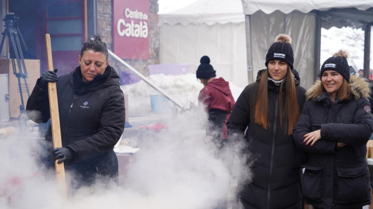 Una voluntària remenant l’escudella al Pas.