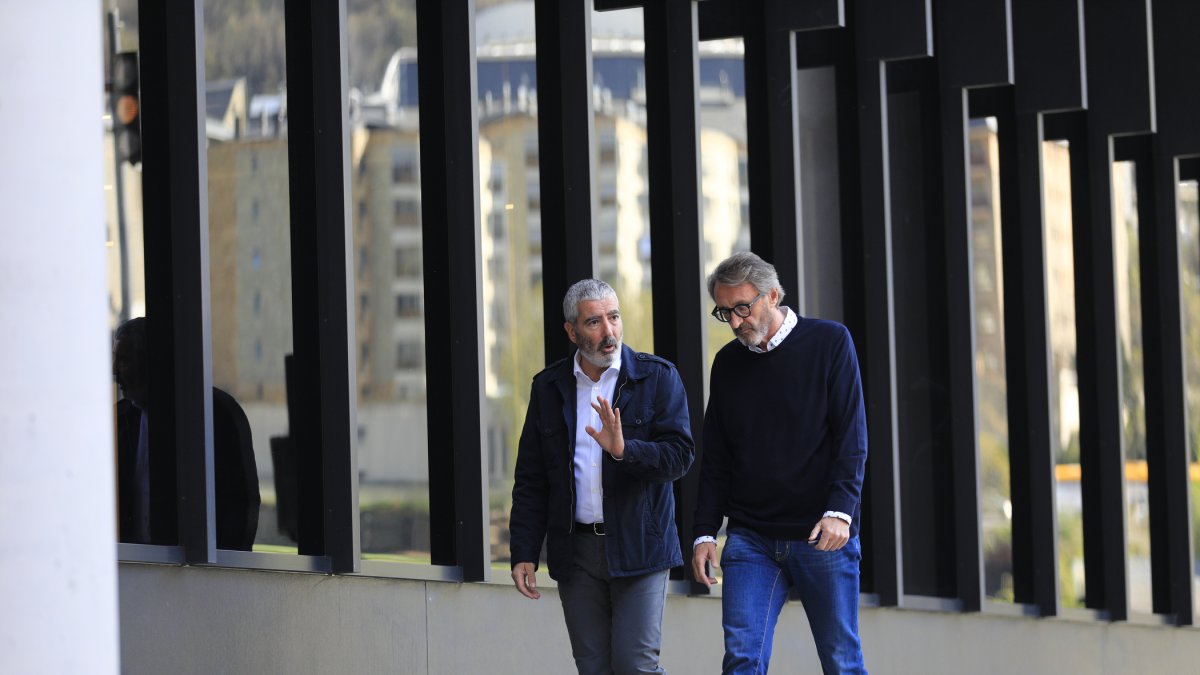 Joan Pau Miquel i Higini Cierco a l’exterior de la seu de la justícia.