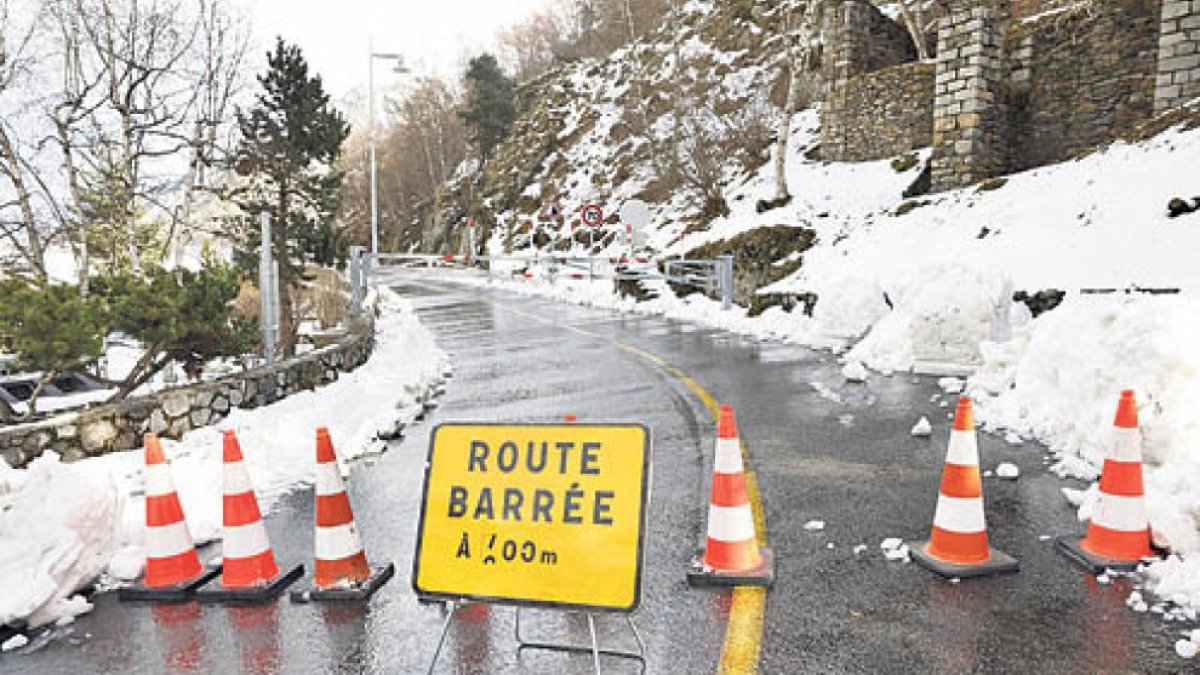 Una carretera tallada a l’Arieja.