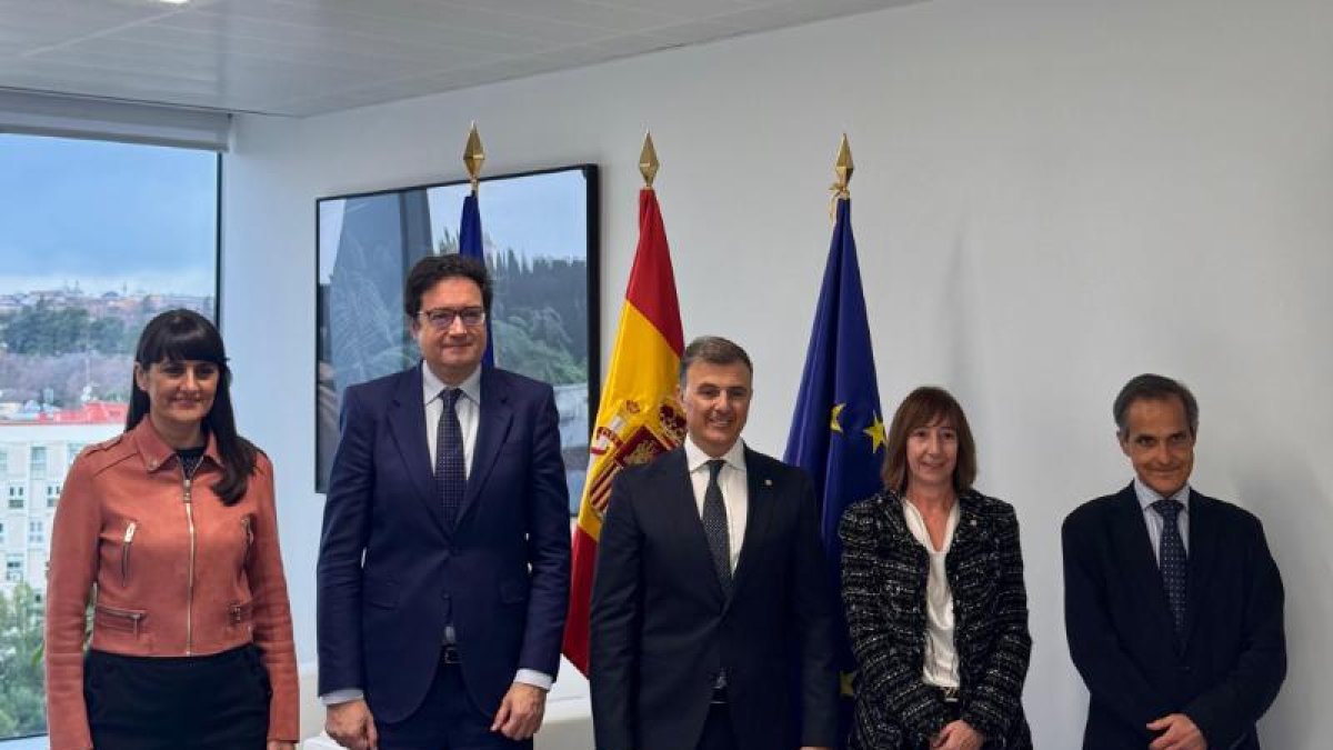 Els ministres Rossell i López al centre de la imatge, acompanyats per l'ambaixadora d'andorra a Espanya, Eva Descarrega, a la dreta.