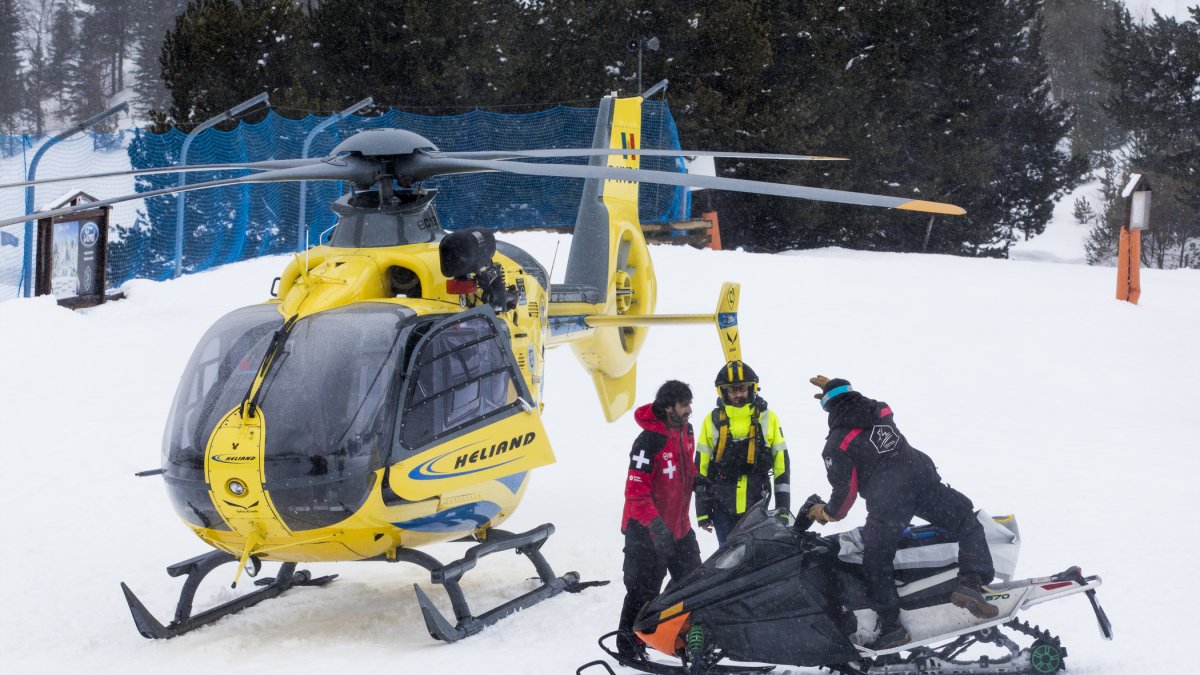 Equips de rescat en una allau anterior a Arcalís.