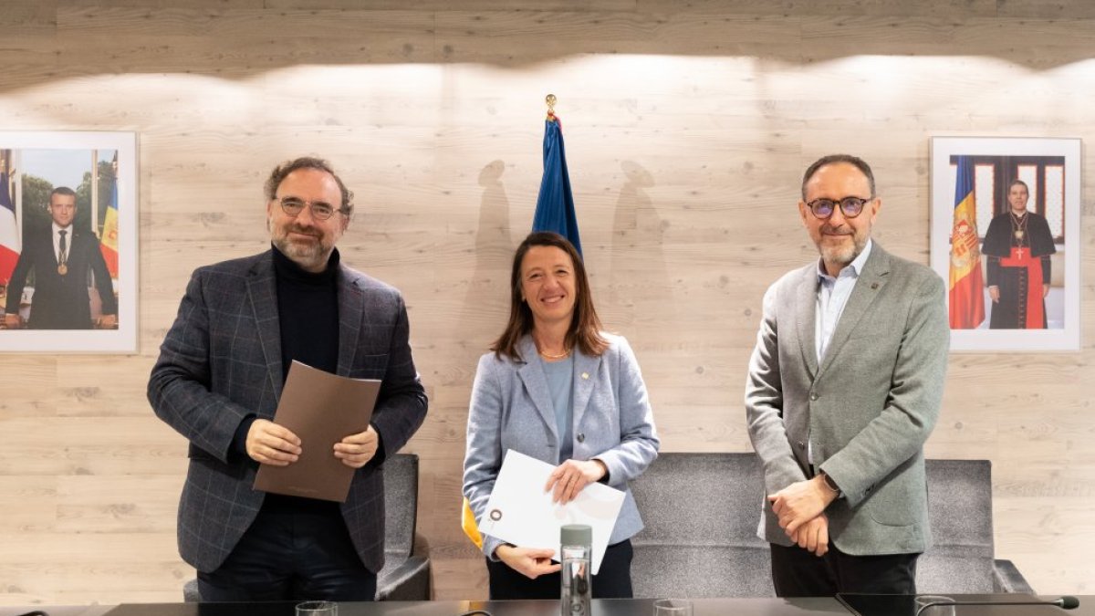 Juli Minoves amb la cònsol Maria del Mar Coma.