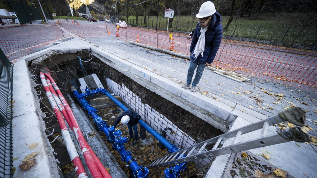 Els operaris treballen en la fuita al carrer del Pobladó.