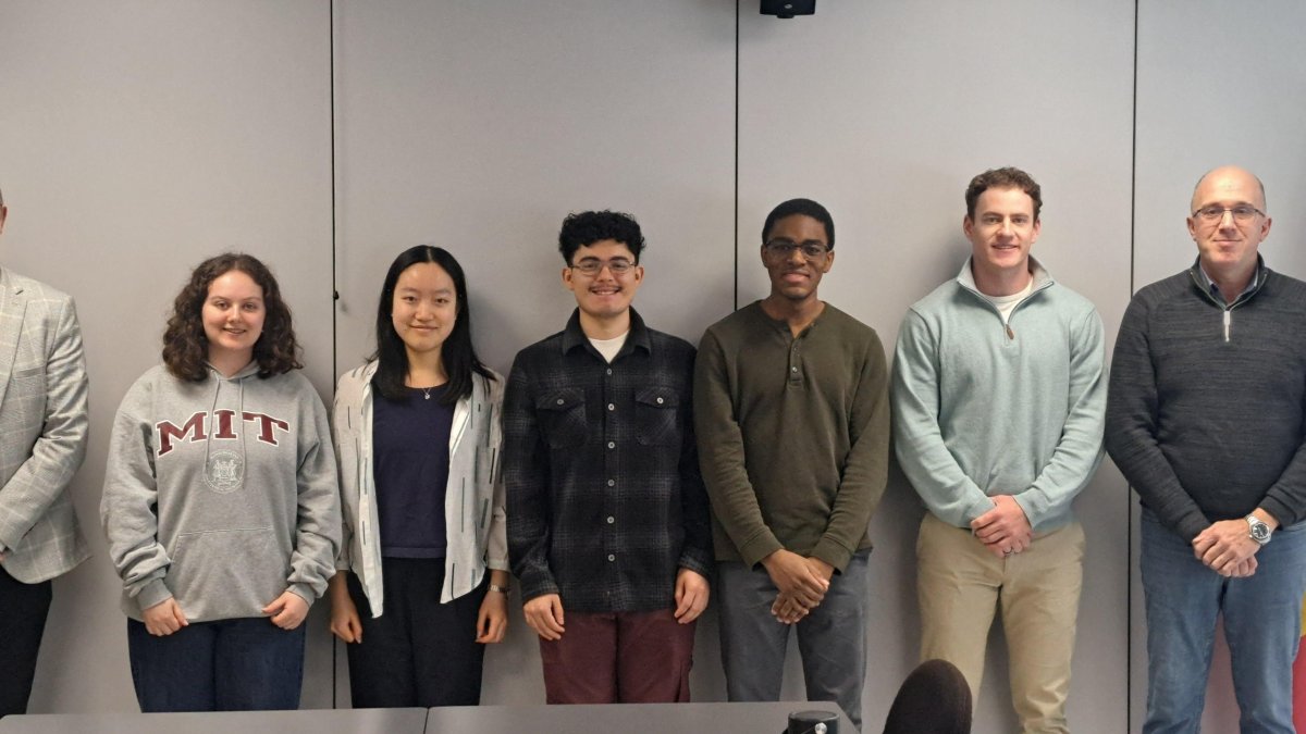 Els cinc alumnes de l'IMT que faran estada de tres setmanes als diferents centres educatius d'Andorra.