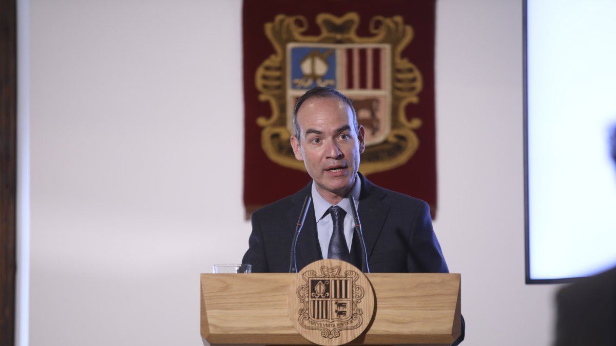 El cònsol major de Canillo, Jordi Alcobé, en l'acte d'entrega del manual Digest.