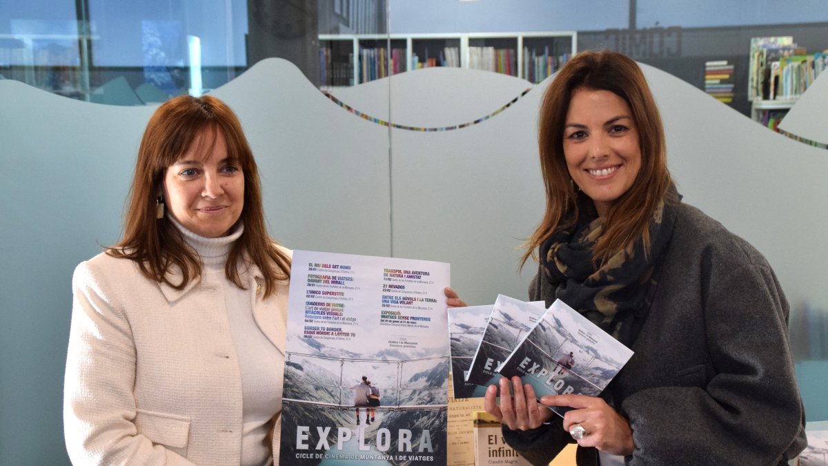 La consellera del comú d'Ordino, Mònica Armengol, amb la consellera del comú de la Massana, Mònica Solé, presentant el cicle de cinema d'ambdues parròquies.
