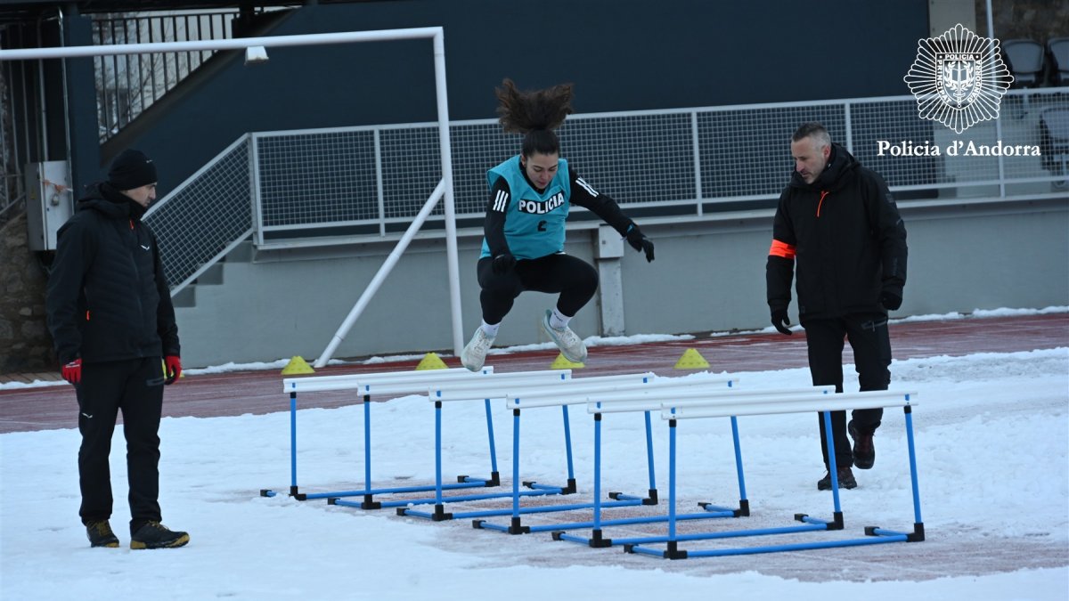 Una de les aspirants, fent les proves físiques per formar part del cos de policia d'Andorra.